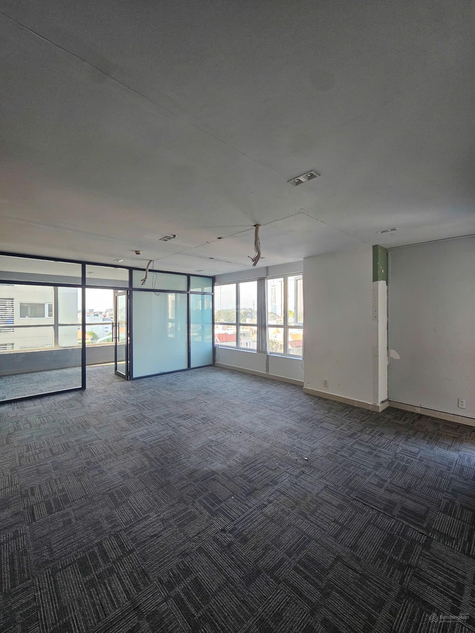 Cần bán nhanh officetel Sky Center địa chỉ 5B Phổ Quang, DT: 70m2 - giá bán: 5 tỷ bao thuế phí Cần bán nhanh officetel Sky Center địa chỉ 5B Phổ Quang, DT: 70m2 - giá bán: 5 tỷ bao thuế phí