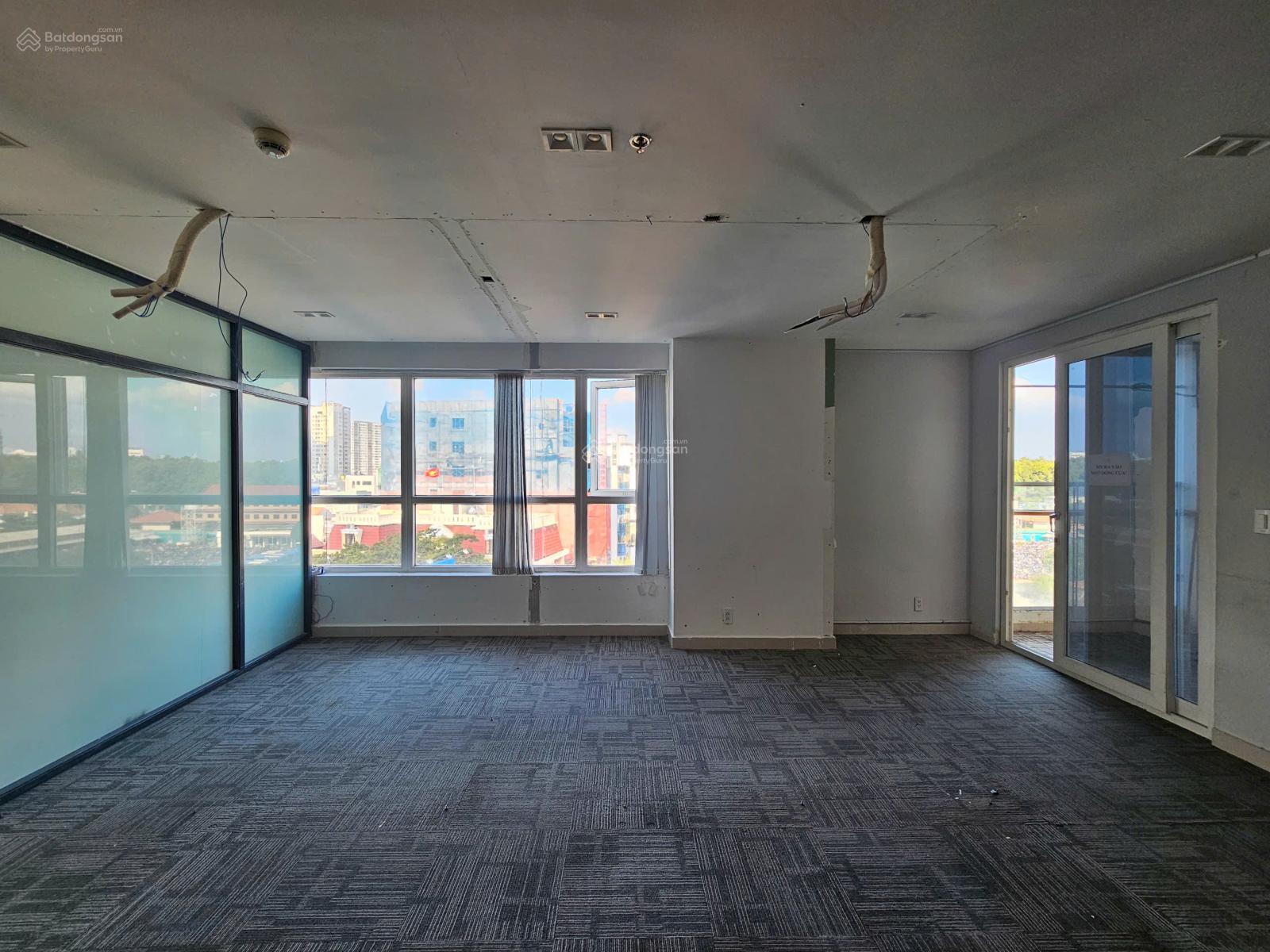 Cần bán nhanh officetel Sky Center địa chỉ 5B Phổ Quang, DT: 70m2 - giá bán: 5 tỷ bao thuế phí Cần bán nhanh officetel Sky Center địa chỉ 5B Phổ Quang, DT: 70m2 - giá bán: 5 tỷ bao thuế phí