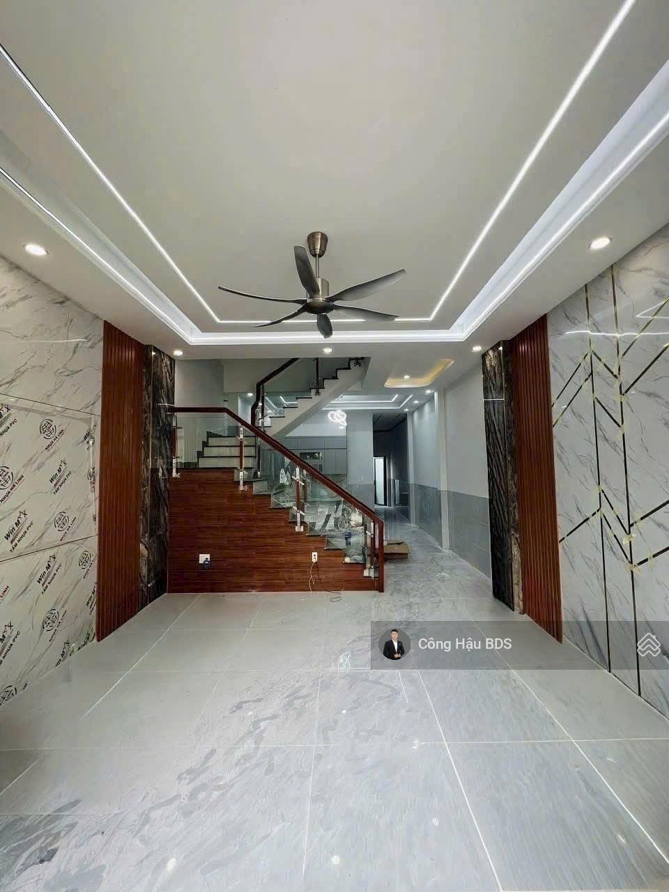 Nhà 2 tầng vừa hoàn thiện. Gồm 3PN-3WC, sân xe hơi. DT: 129.8m2 (5x26m). Đ/C: P. Dĩ An. Giá: 5.8T