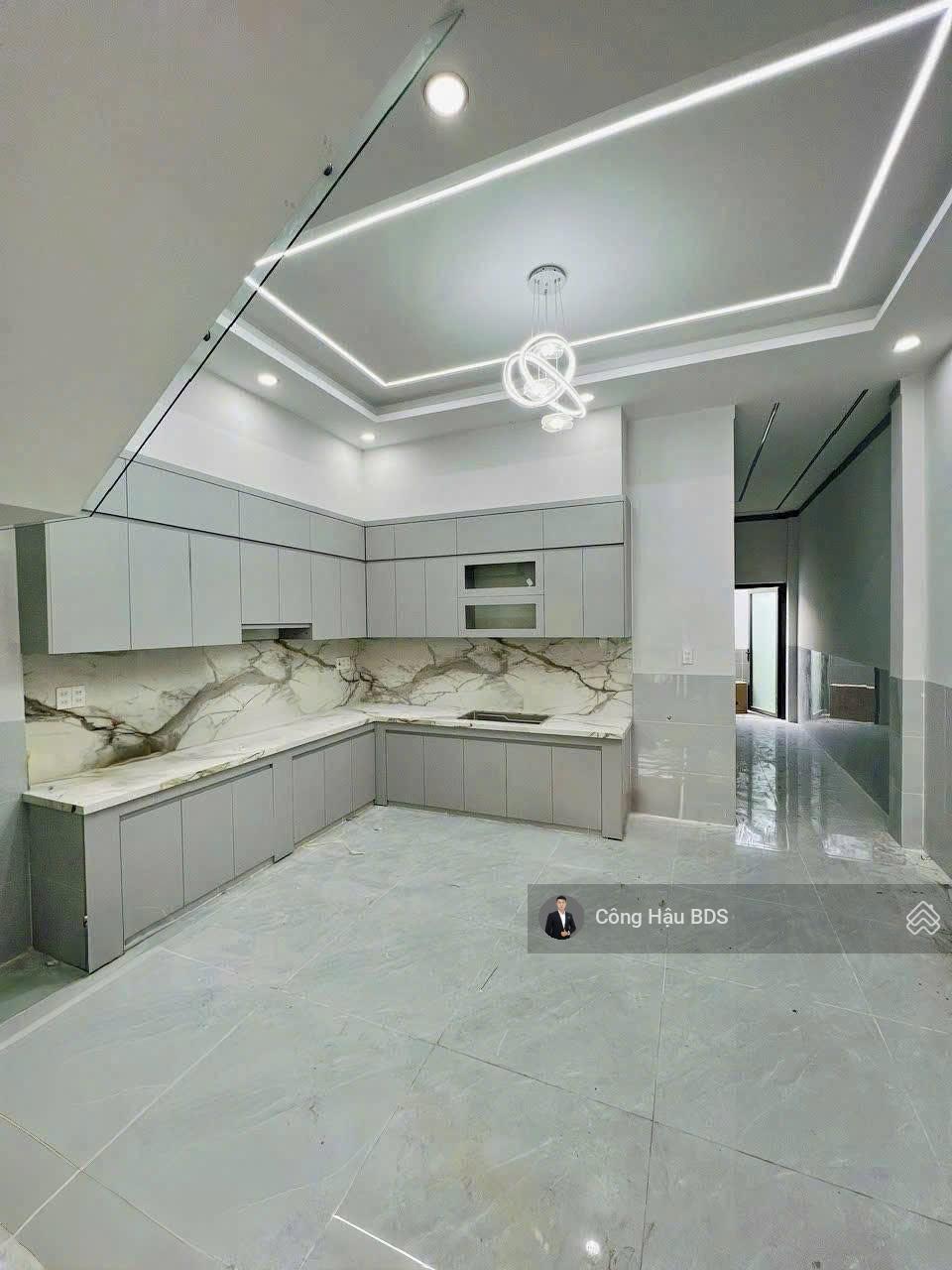 Nhà 2 tầng vừa hoàn thiện. Gồm 3PN-3WC, sân xe hơi. DT: 129.8m2 (5x26m). Đ/C: P. Dĩ An. Giá: 5.8T