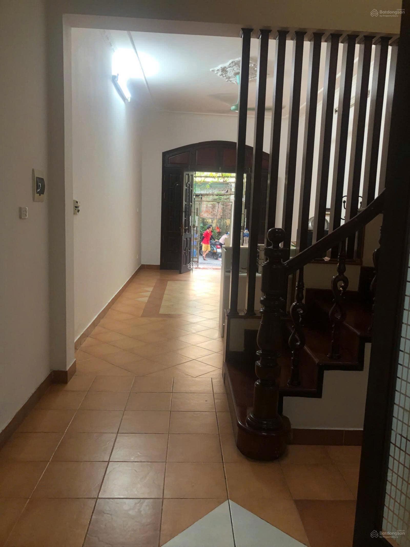 Cho thuê nhà phố Trung Kính, Cầu Giấy. DT 90m2, 4 tầng. ngo oto. 32 triệu