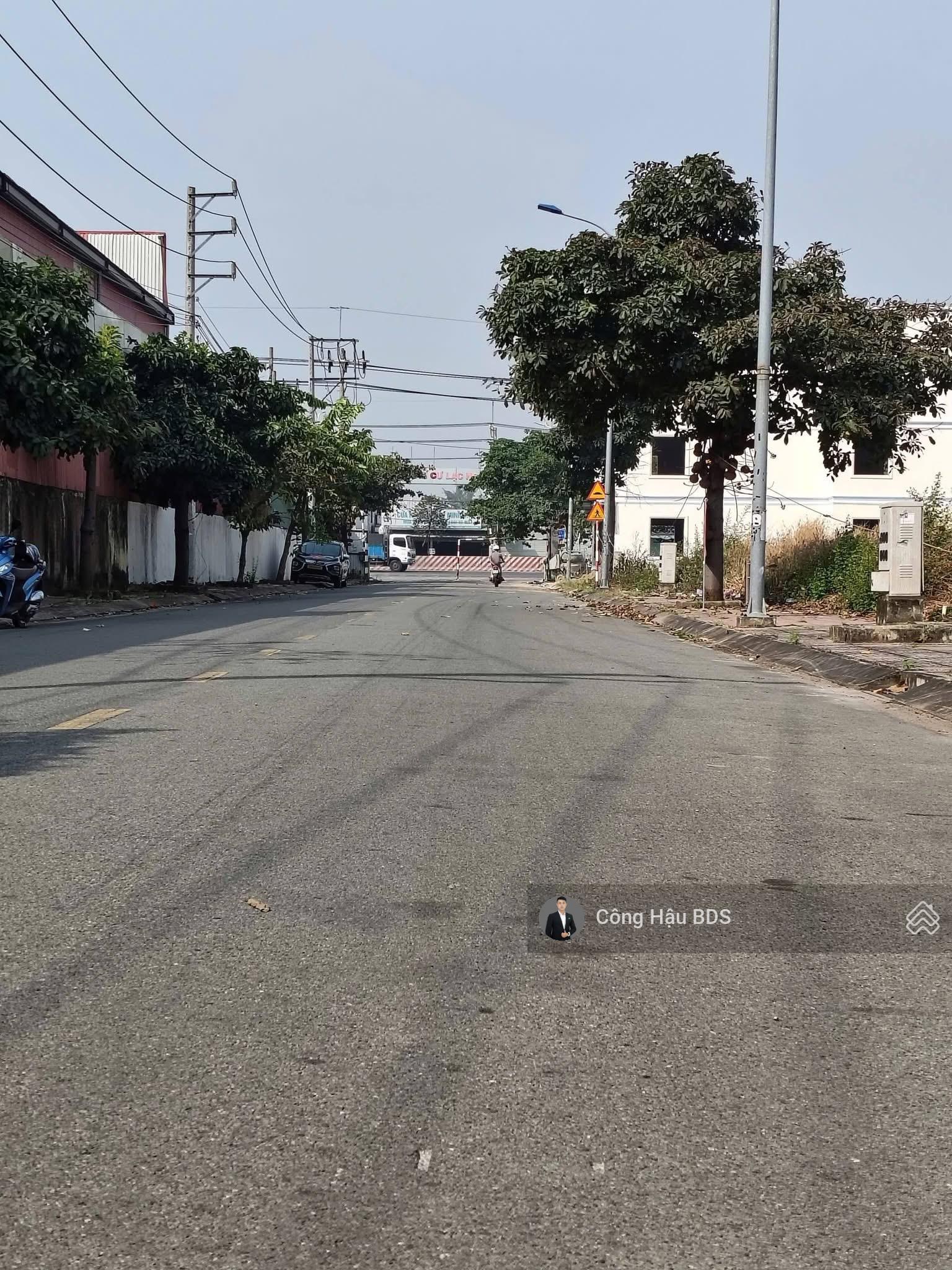 2 lô đất KDC Phúc Đạt. Cách Vincom Dĩ An chỉ 5p. DT: 94m2 (5x18.8m). Đường 10m. Giá: 4.45 tỷ TL