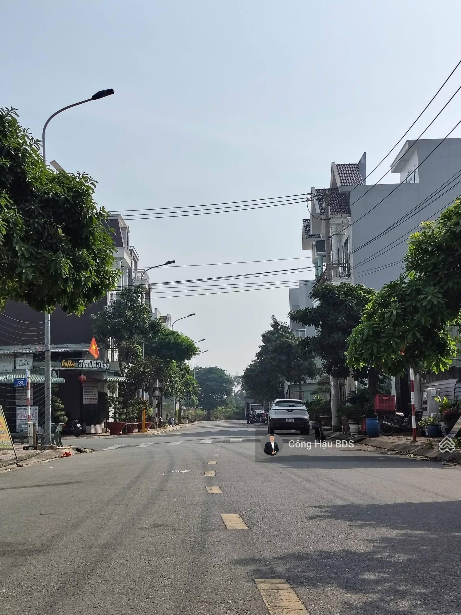 2 lô đất KDC Phúc Đạt. Cách Vincom Dĩ An chỉ 5p. DT: 94m2 (5x18.8m). Đường 10m. Giá: 4.45 tỷ TL