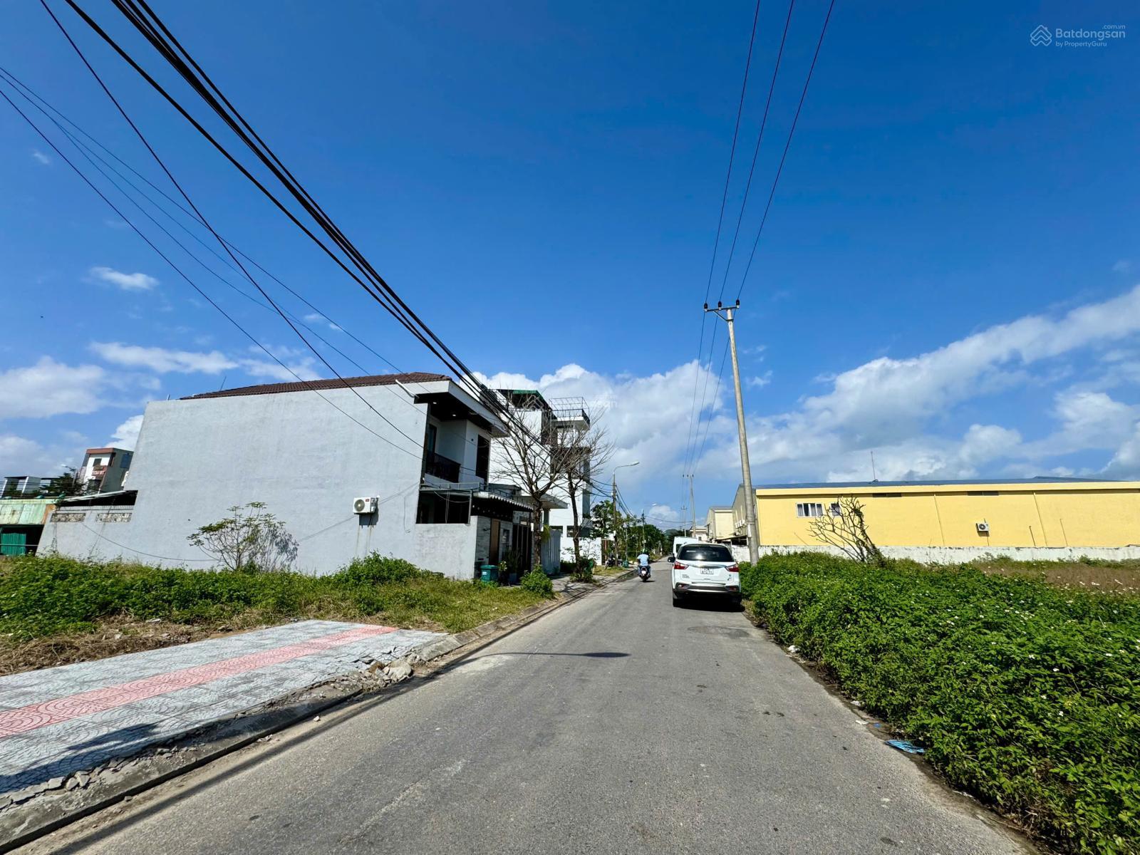 Lô đất đẹp 140m2 ngang 7m đường Nguyễn Phạm Tuân sát ngay Trường Sa, ra bãi tắm chỉ 500m, giá tốt