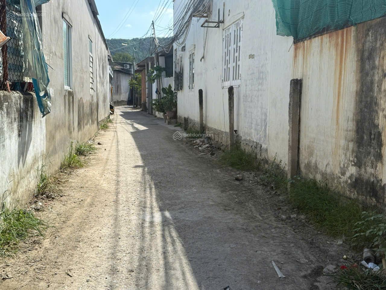 Chính chủ cần bán gấp lô đất DT 72,5m2 vuông vức, KDC hiện hữu cao ráo, gần biển, giá chỉ 2tỷ650tr