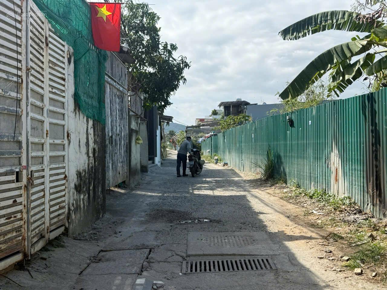 Chính chủ cần bán gấp lô đất DT 72,5m2 vuông vức, KDC hiện hữu cao ráo, gần biển, giá chỉ 2tỷ650tr