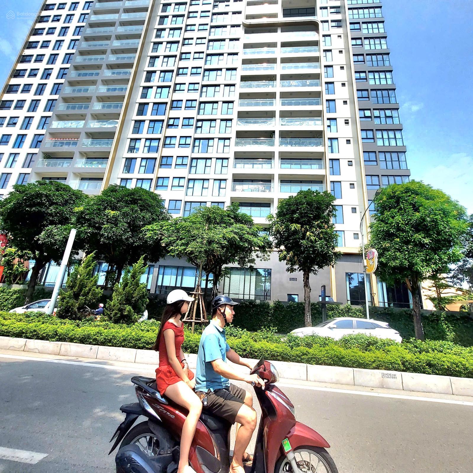 Bán nhà mặt phố Lạc Long Quân 195m2, giá: 82 tỷ. Tây Hồ