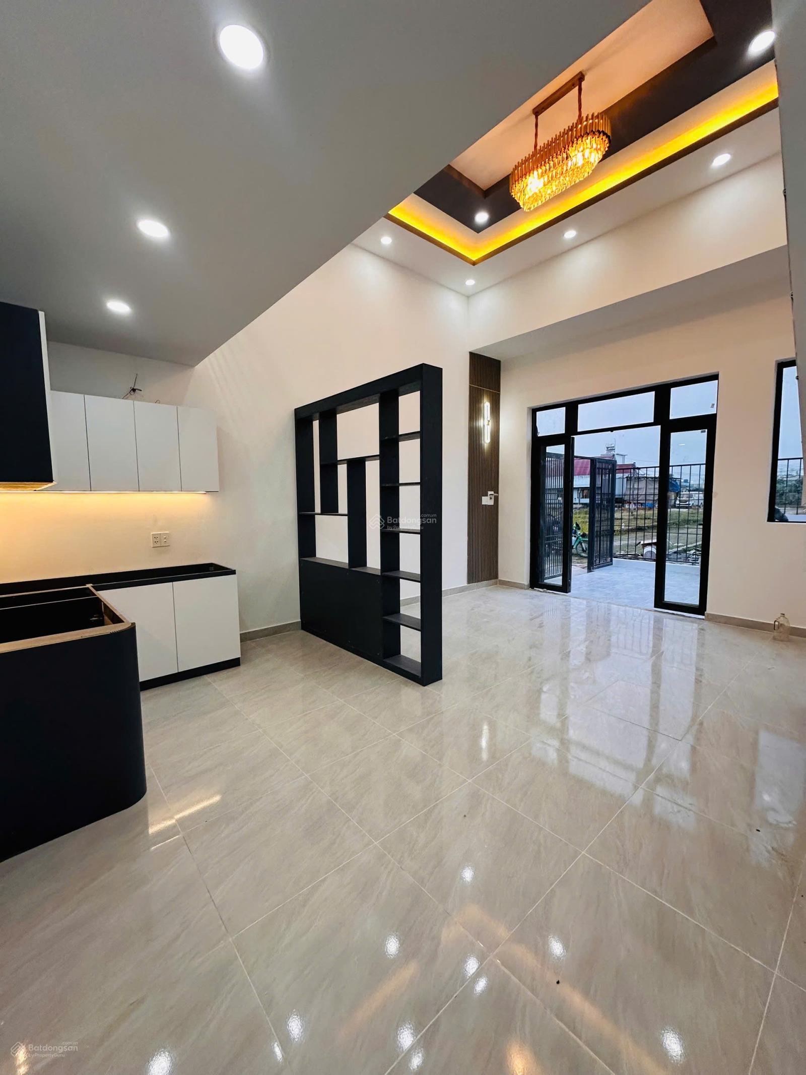 Nhà mới xây kiên cố như hình 5x16 , 2PN2WC sân để xe rộng rãi, phòng thờ riêng . SHR bao sang tên