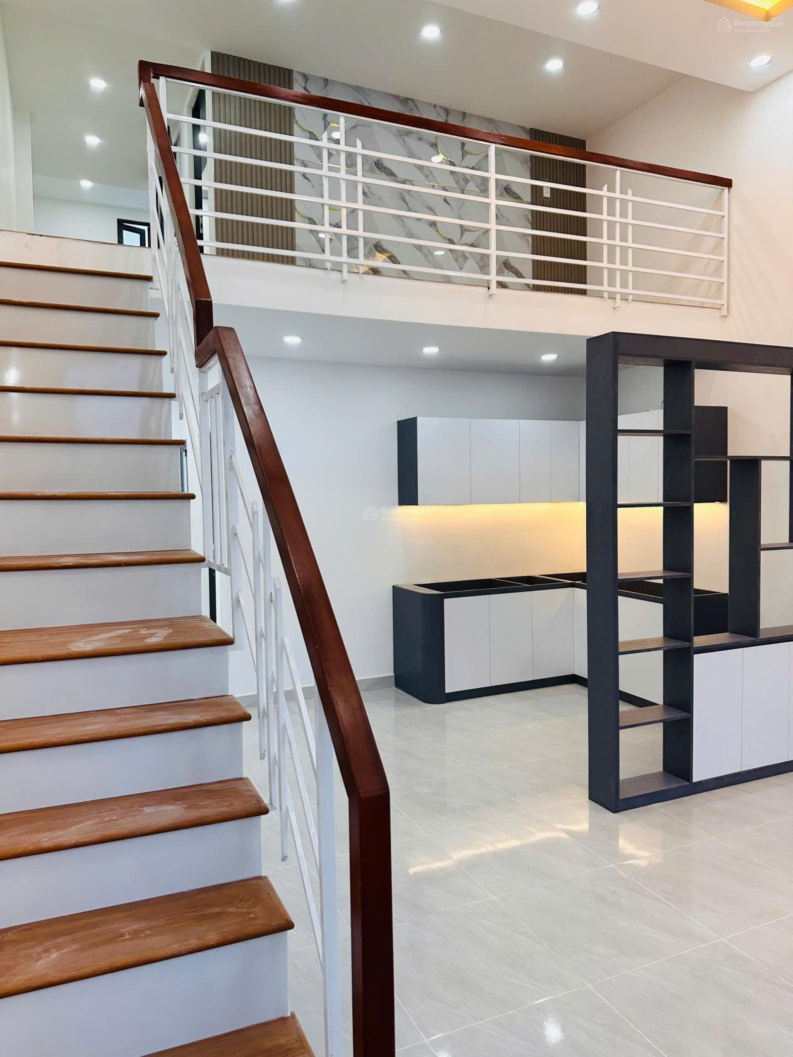 Nhà mới xây kiên cố như hình 5x16 , 2PN2WC sân để xe rộng rãi, phòng thờ riêng . SHR bao sang tên