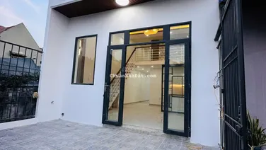 Nhà mới xây kiên cố như hình 5x16 , 2PN2WC sân để xe rộng rãi, phòng thờ riêng . SHR bao sang tên