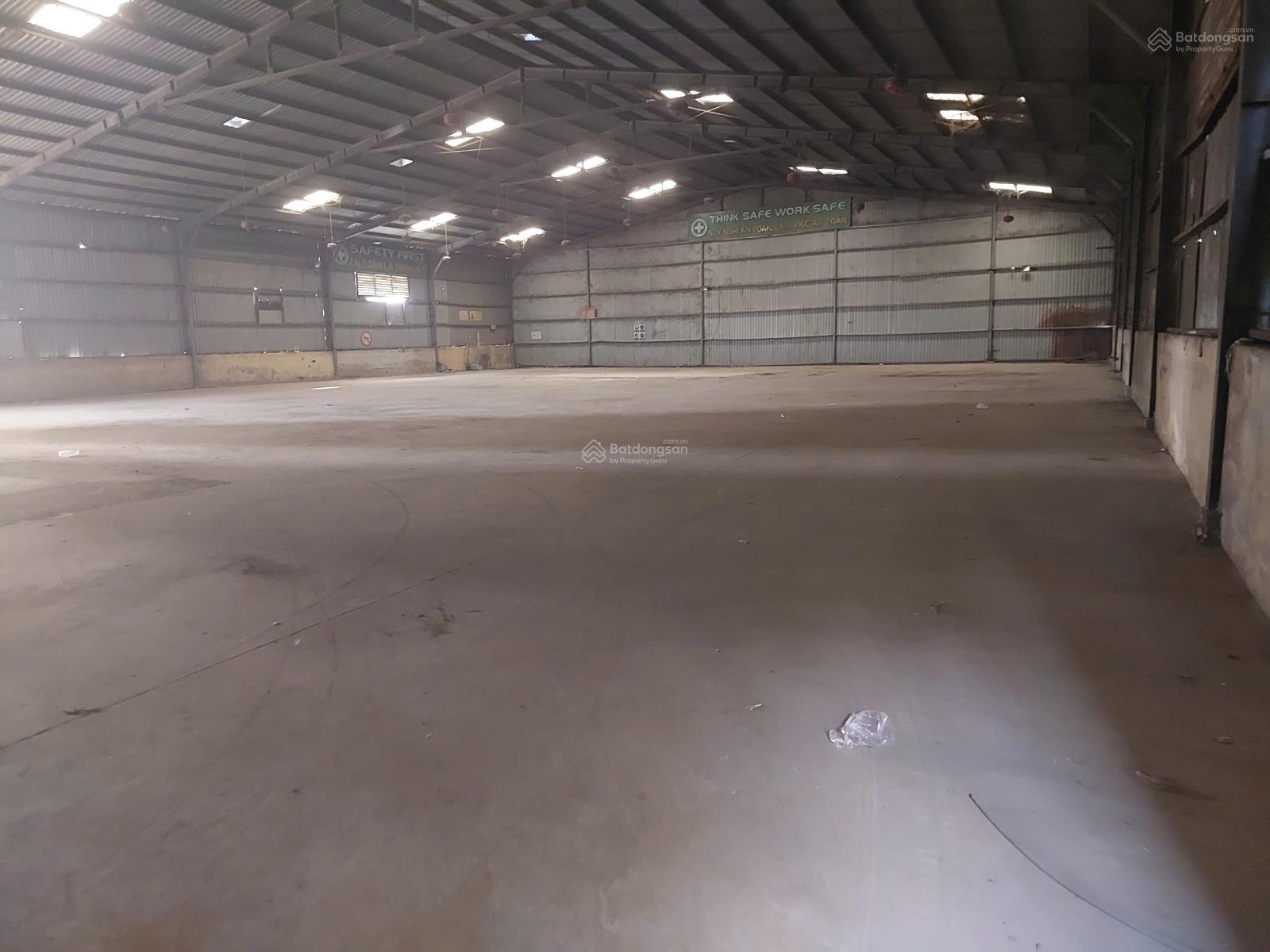 Cho thuê kho 900m² mặt tiền Nguyễn Văn Quỳ, Quận 7  Xe Container vào tận nơi.