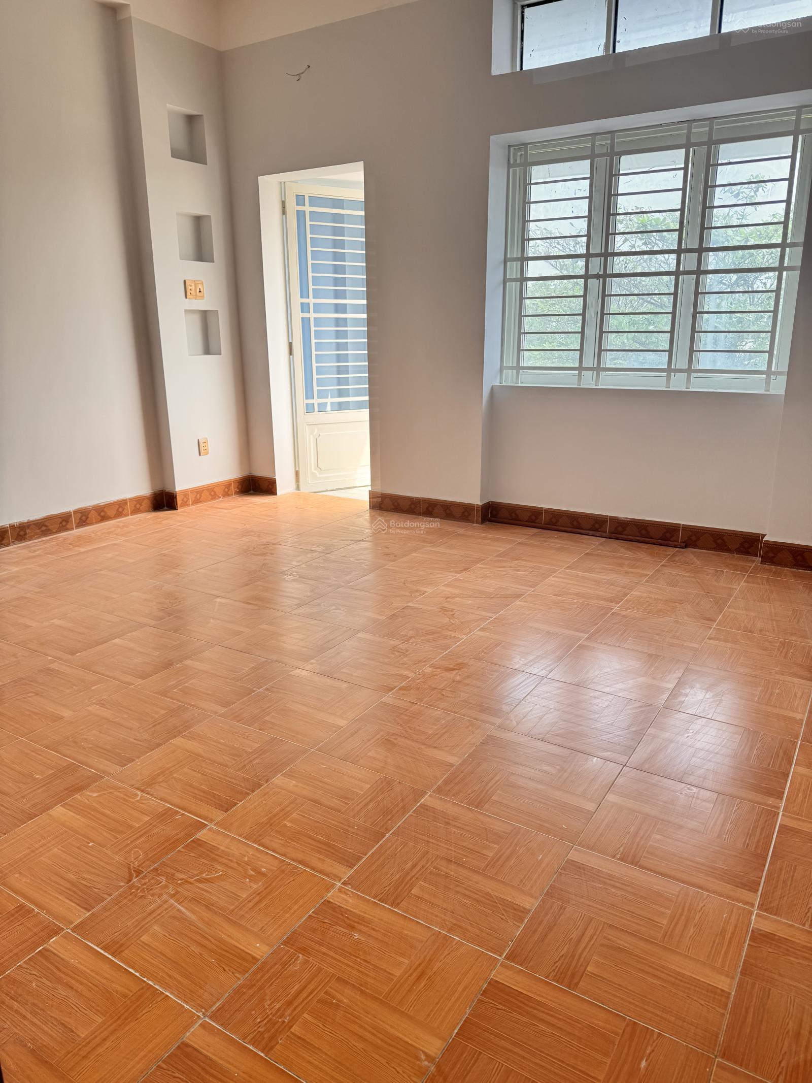 CHO THUÊ NGUYÊN CĂN NHÀ MỚI ĐẸP MẶT TIỀN KDC BÌNH HƯNG GIÁ 30 TRIỆU/THÁNG. DT 6x18m. DTSD 303m2.