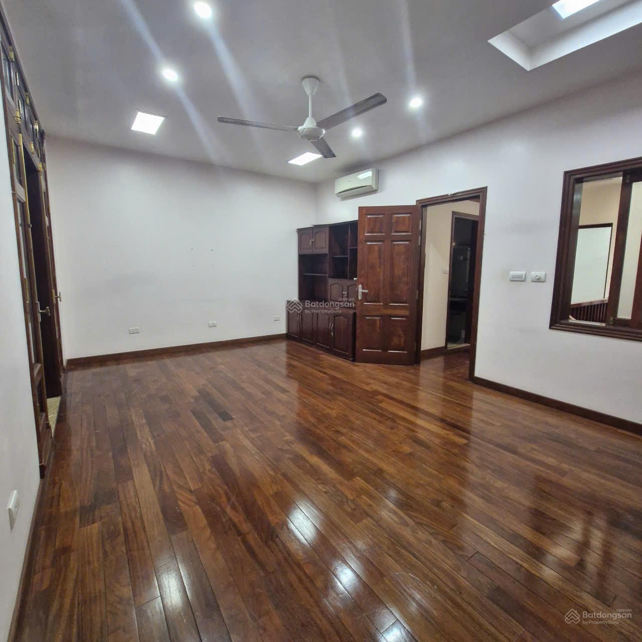 Chính chủ cho thuê nhà phân lô Nguyễn Văn Huyên - Nghĩa đô, 100m x 5T, thông sàn, oto đỗ cửa, 30tr