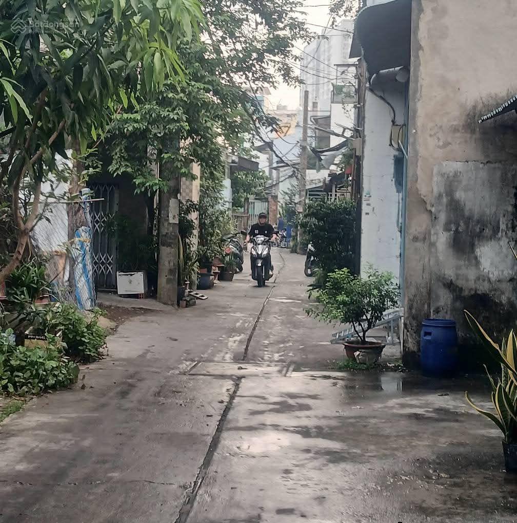 4 tỷ 100 thương lượng, nhà 2 tầng, đường 5 mét, diện tích : 3,95 x 10,43