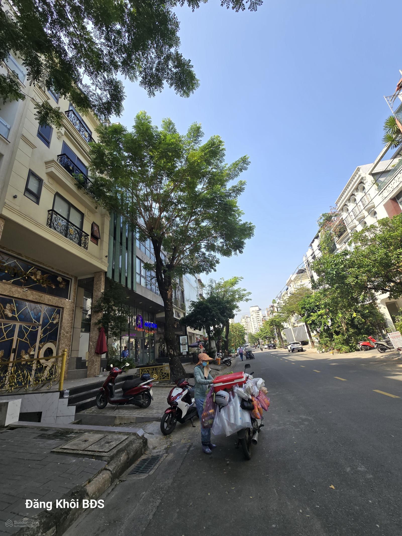 Bán nhà góc 2 mặt tiền đường Phạm Văn Nghị, Sky Phú Mỹ Hưng, Q7. 11.5 x 18.5m, 5 lầu. 95 tỷ