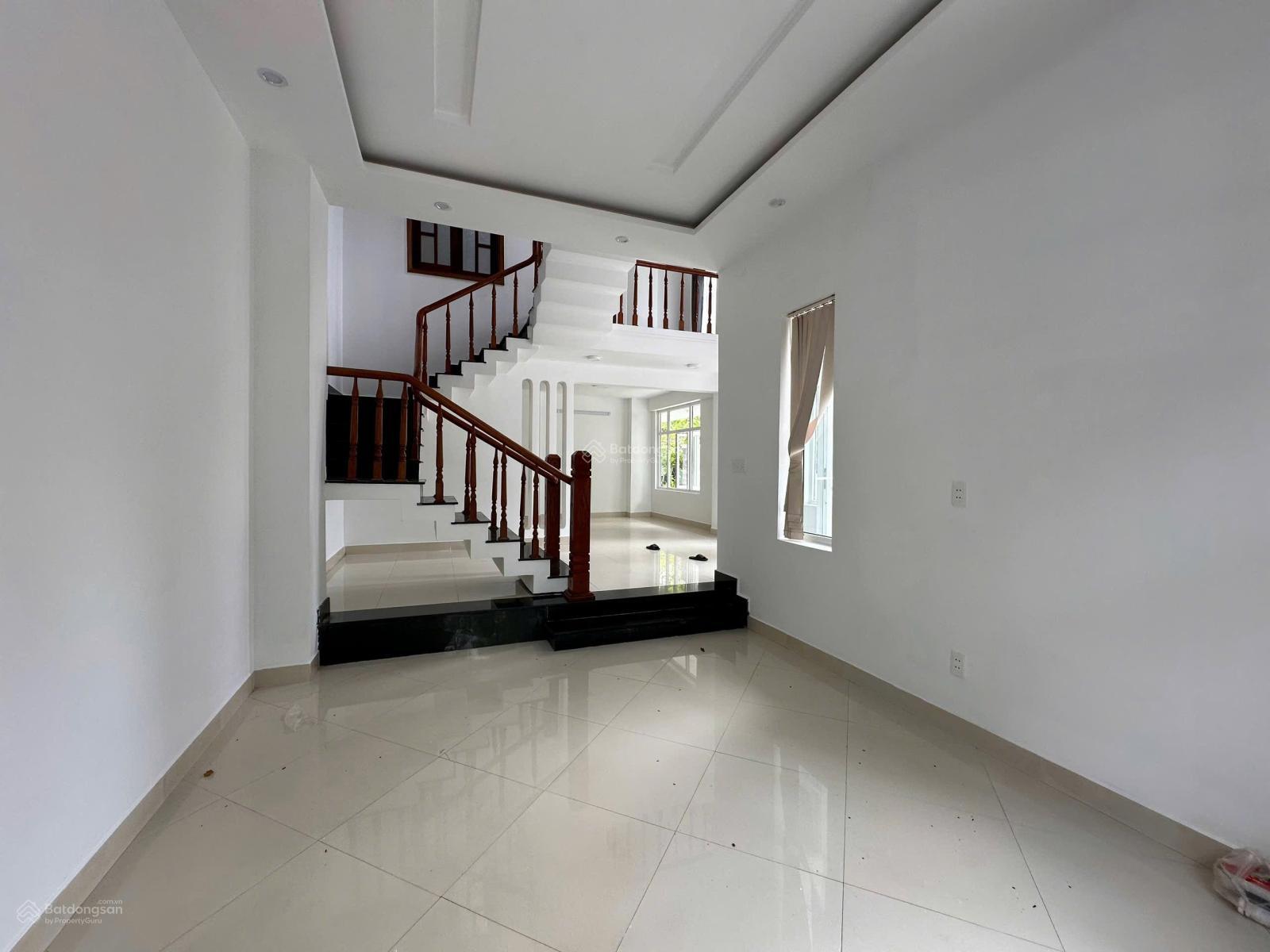 Cho thuê nhà 2 mặt tiền 3 tầng 5 phòng Đinh Đạt gần Vương Thừa Vũ Cho thuê nhà 2 mặt tiền 3 tầng 5 phòng Đinh Đạt gần Vương Thừa Vũ