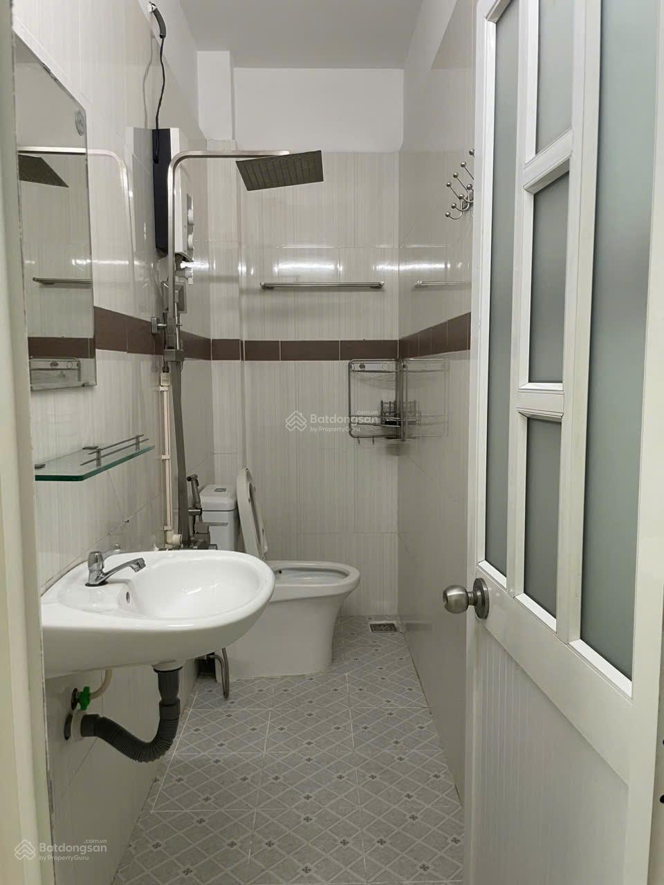 Hẻm xe hơi ngay khu VIP Phan Xích Long, ngang hơn 5m, nhà còn đẹp dưới 7tỷ Hẻm xe hơi ngay khu VIP Phan Xích Long, ngang hơn 5m, nhà còn đẹp dưới 7tỷ