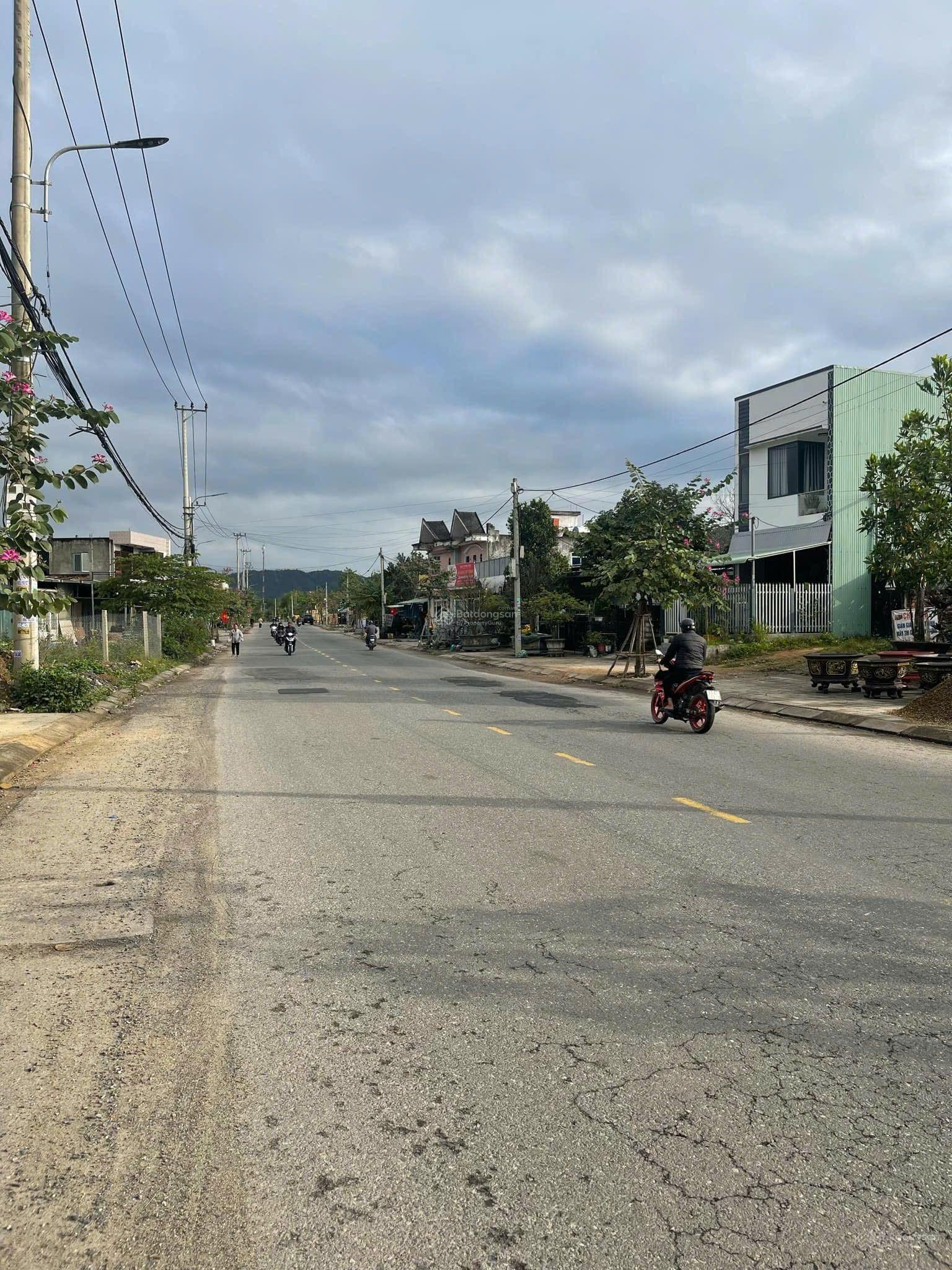 Đất gần đường dh2 chỉ vài chục mét, 125m2 có 120m2 đất ở