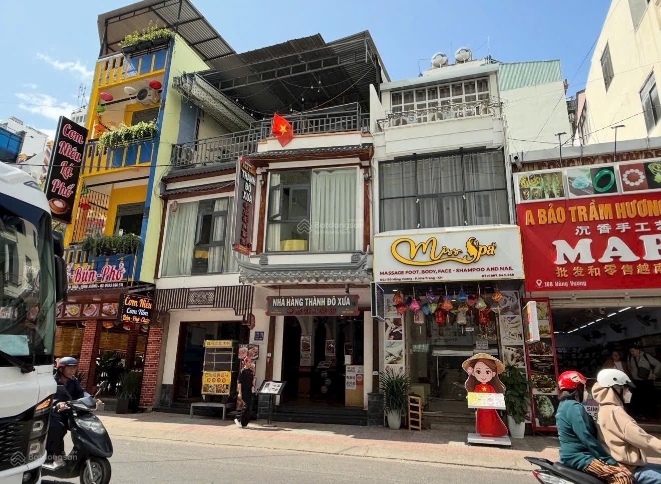 Bán căn nhà mặt tiền đẹp trong khu phố Tây sầm uất, mặt tiền đường Hùng Vương sát biển