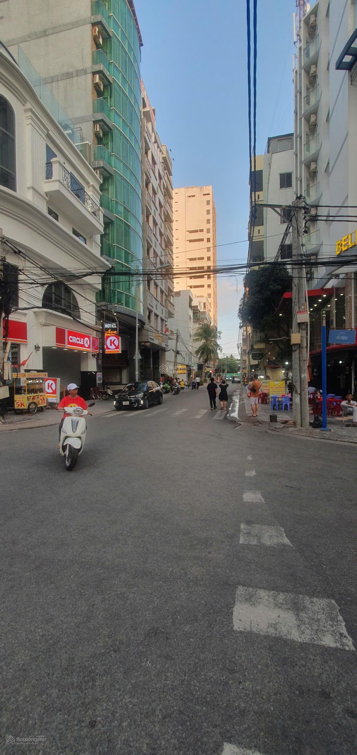 Bán nhà mặt tiền Phan Văn Trị - cách biển 50m