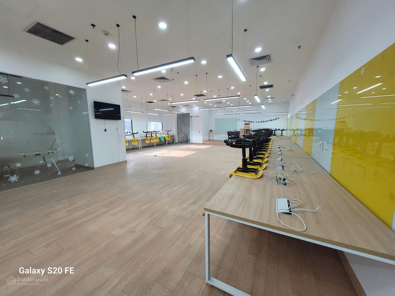 BQL cho thuê Eurowindow Trần Duy Hưng 300m2 sẵn nội thất cắt 100m2, 200m2 view đẹp sẵn nội thất