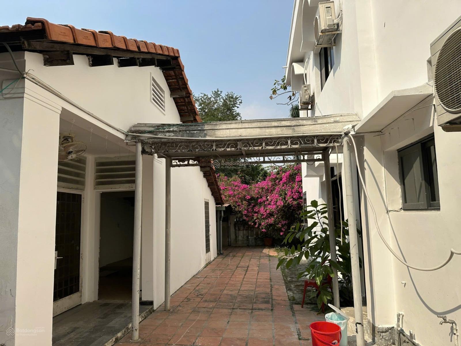 Cho thuê nguyên căn biệt thự Thảo Điền Quận 2, DT 25x30 nhà 200m2, có sân, hồ bơi giá 100 triệu Cho thuê nguyên căn biệt thự Thảo Điền Quận 2, DT 25x30 nhà 200m2, có sân, hồ bơi giá 100 triệu