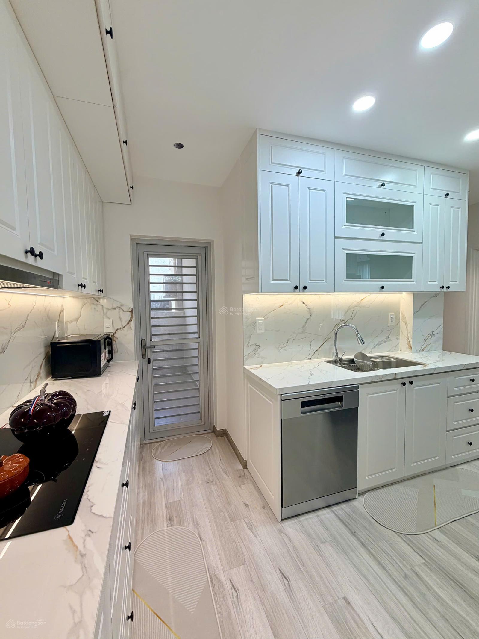 Bán căn hộ Star Hill Dt: 112m2 - nhà đầy đủ nội thất - nhà mới 100% - Giá 12,6 tỷ còn TL 0933 199 ***