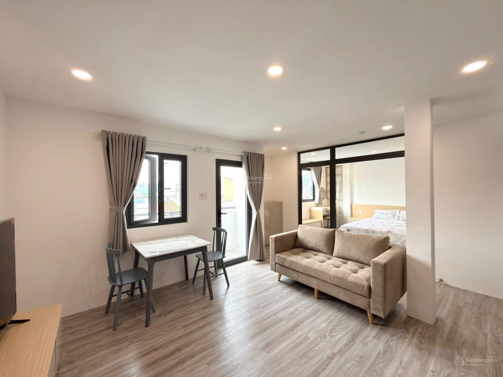 Căn hộ chung cư 50m2 có ban công cửa sổ thoáng - thang máy mới ngay gần Ngã 6 Cộng Hoà Quận 5