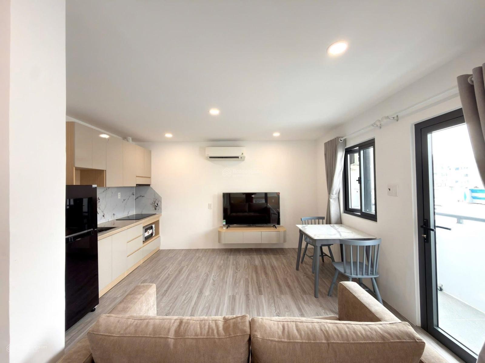 Căn hộ chung cư 50m2 có ban công cửa sổ thoáng - thang máy mới ngay gần Ngã 6 Cộng Hoà Quận 5