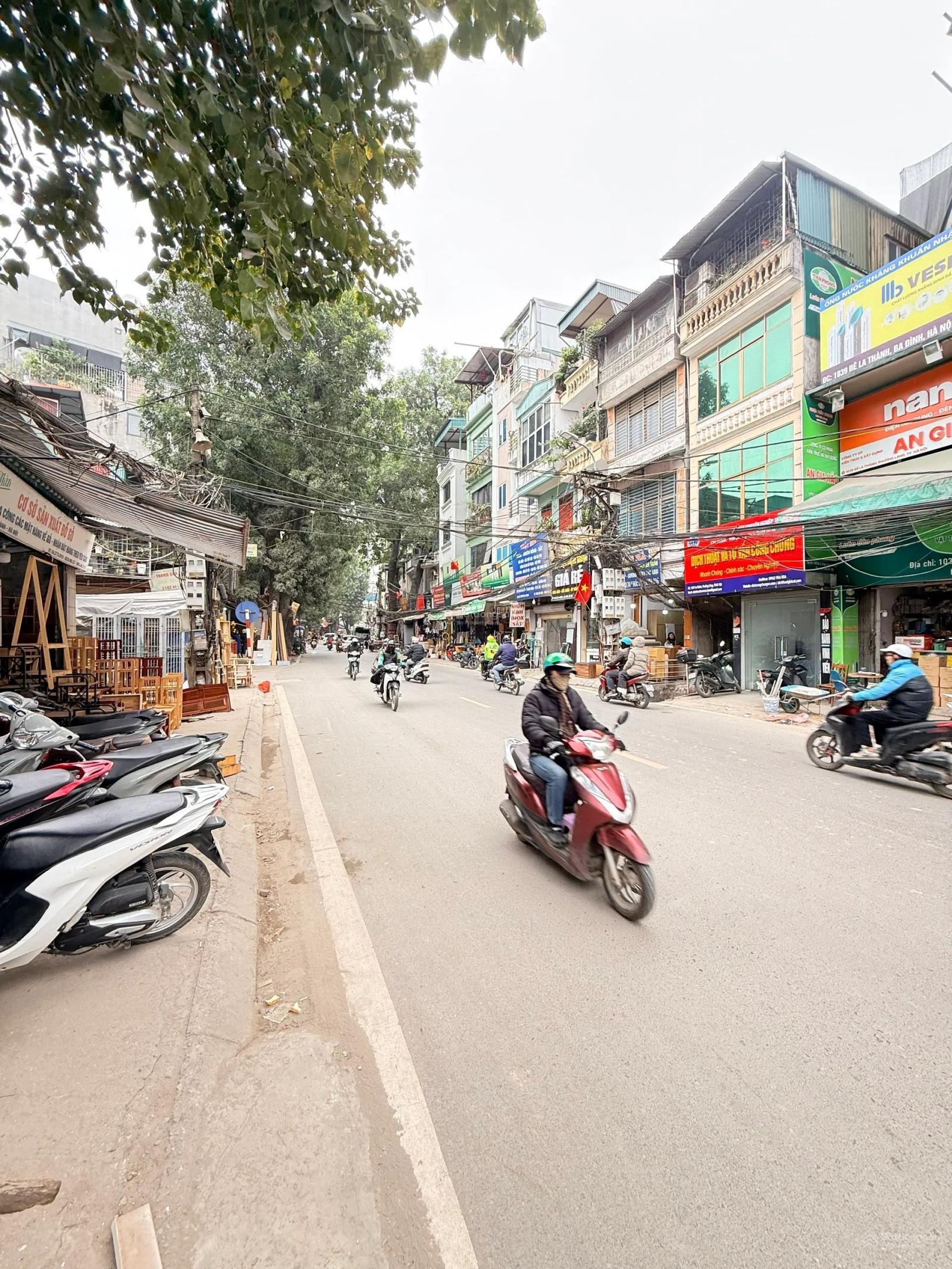 Nhà 10 tầng 90m2 giá 60 tỷ, mặt phố Đê La Thành