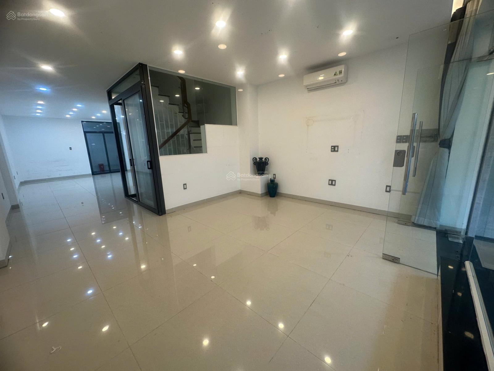 Cho thuê Văn phòng 75m2. Giá 16tr/th tại Him Lam Kênh Tẻ. Sàn mới , đẹp .