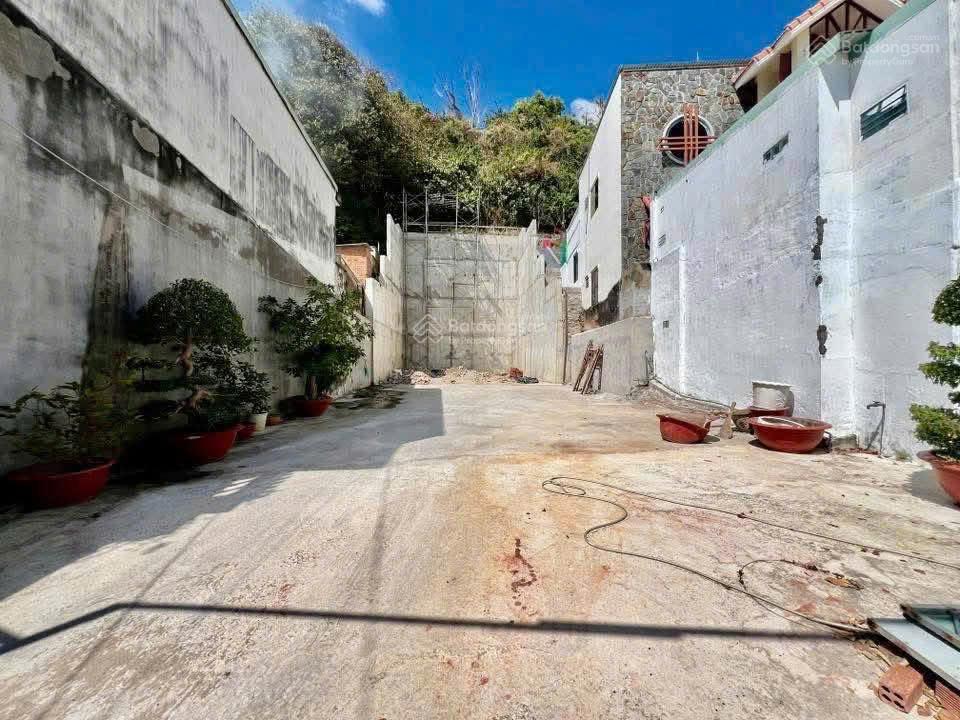 Đất vàng MT Lê Ngọc Hân - 150m ra biển cấp phép 5 tầng, xây villa, homestay giá tốt chỉ 120tr/m2