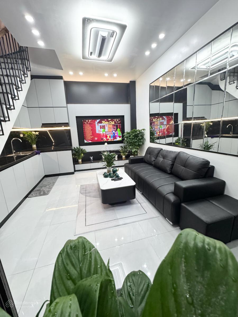 Gần phố , ngõ thông ba gác. Nhà đẹp full NT ở ngay, dân xây thoáng sáng. Dt 24m 5T mt4,1m giá 5,6ty