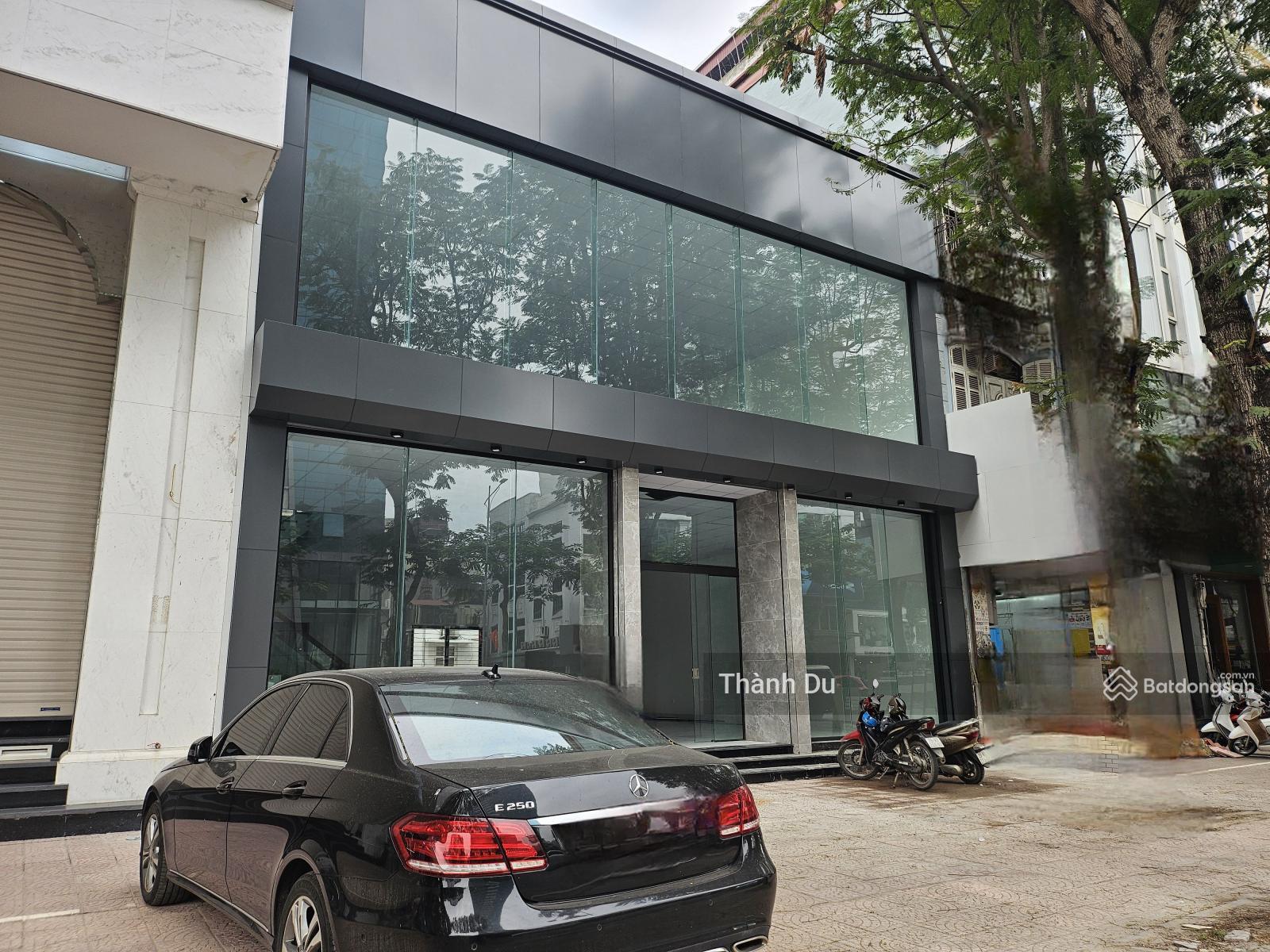 Cho thuê mặt bằng văn phòng, showroom, ngân hàng, thời trang... Mặt phố Nguyễn Văn Cừ 390m2 MT 11m