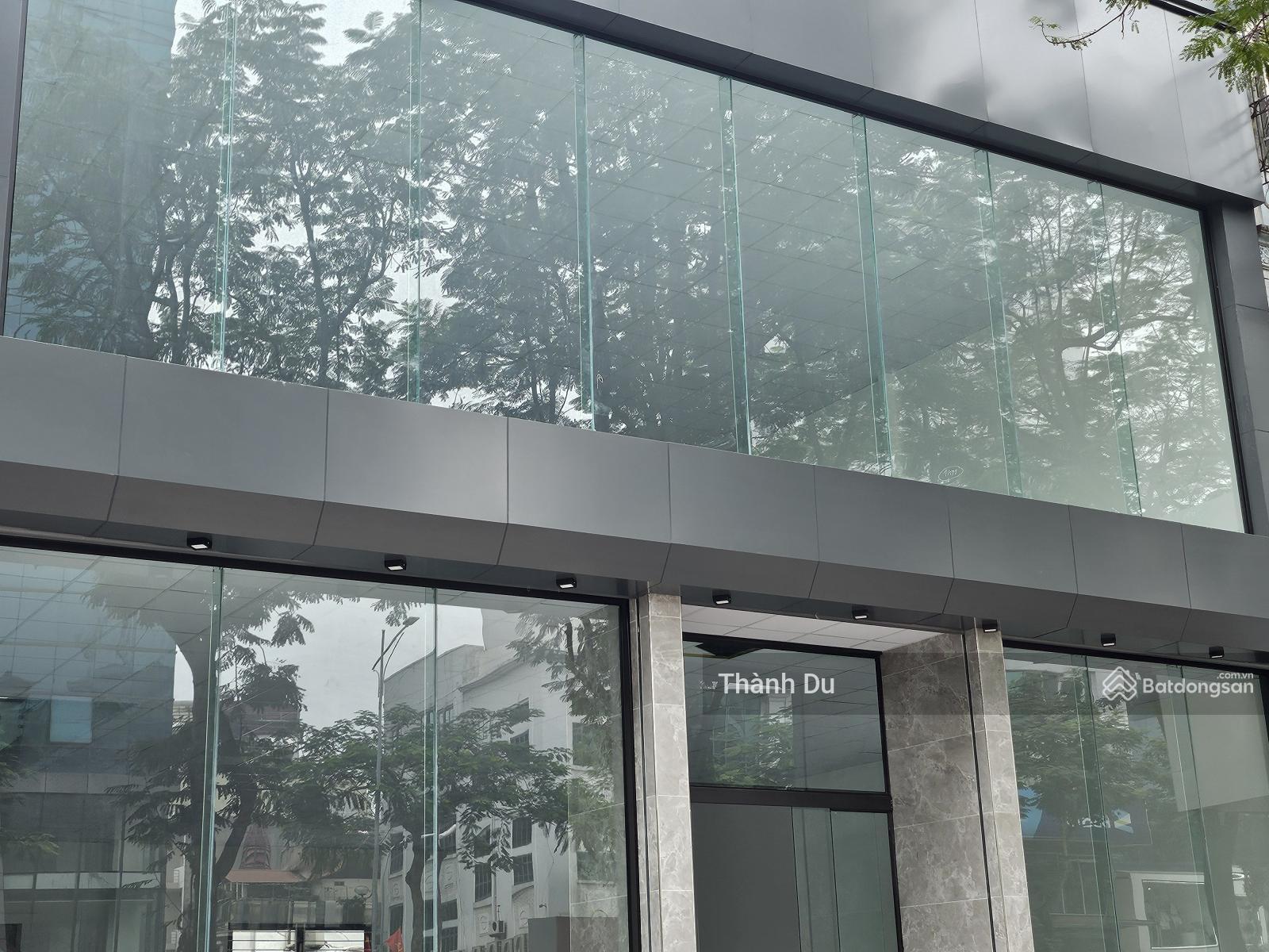 Cho thuê mặt bằng văn phòng, showroom, ngân hàng, thời trang... Mặt phố Nguyễn Văn Cừ 390m2 MT 11m