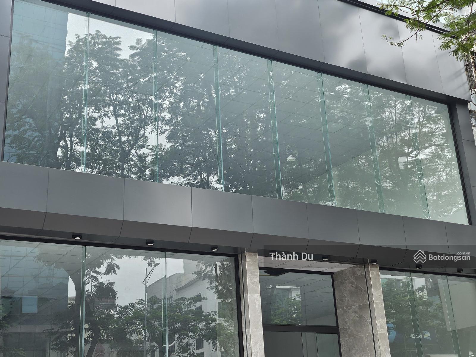 Cho thuê mặt bằng văn phòng, showroom, ngân hàng, thời trang... Mặt phố Nguyễn Văn Cừ 390m2 MT 11m