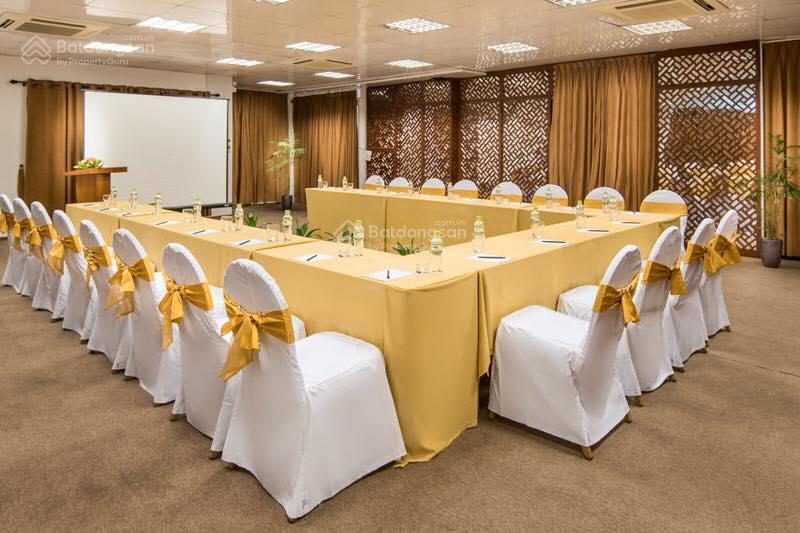 Bán tòa khách sạn 4 sao p Trúc Bạch, Ba Đình DT 210m2 11 tầng, căn góc, dòng tiền 5 tỷ/năm