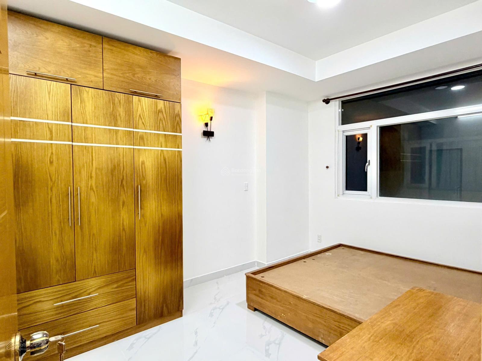 Gia đình cần bán chung cư Hoa Sen quận 11 đường Lạc Long Quân có sổ hồng sẵn, 2 phòng ngủ