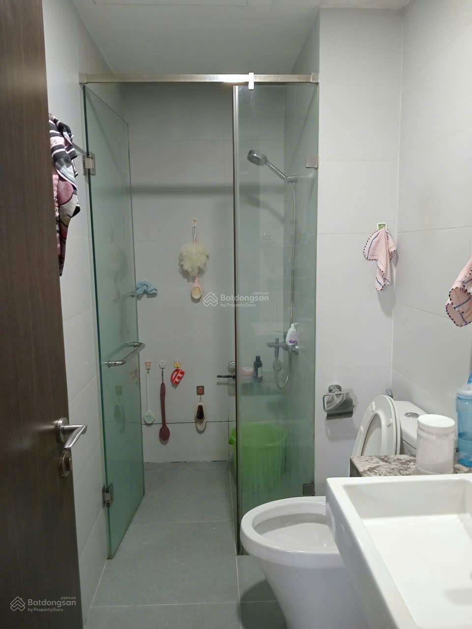 Gia đình cần bán chung cư Hoa Sen quận 11 đường Lạc Long Quân có sổ hồng sẵn, 2 phòng ngủ