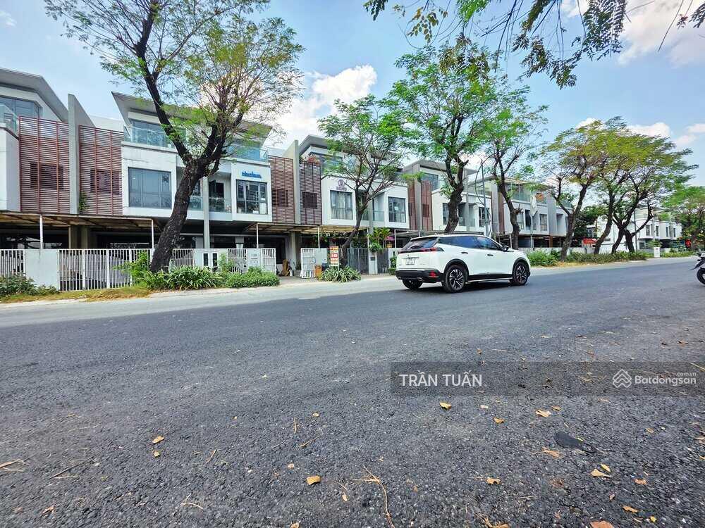 Phố Đông Village 310m2 căn góc đường 20m giá cực tốt HOT
