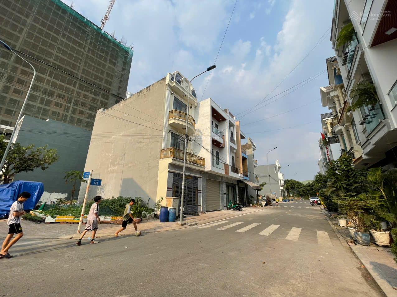 Bán nhà 3 lầu full nội thất gần Vincom 550 Dĩ An; DT 67.5m2, ngang 4.5m; Giá bán 5.9 tỷ còn bớt Bán nhà 3 lầu full nội thất gần Vincom 550 Dĩ An; DT 67.5m2, ngang 4.5m; Giá bán 5.9 tỷ còn bớt