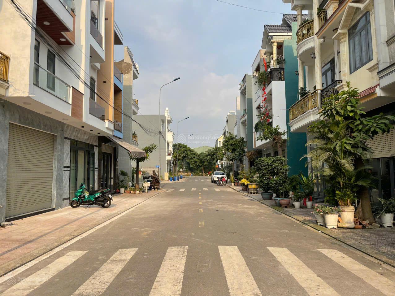 Bán nhà 3 lầu full nội thất gần Vincom 550 Dĩ An; DT 67.5m2, ngang 4.5m; Giá bán 5.9 tỷ còn bớt Bán nhà 3 lầu full nội thất gần Vincom 550 Dĩ An; DT 67.5m2, ngang 4.5m; Giá bán 5.9 tỷ còn bớt