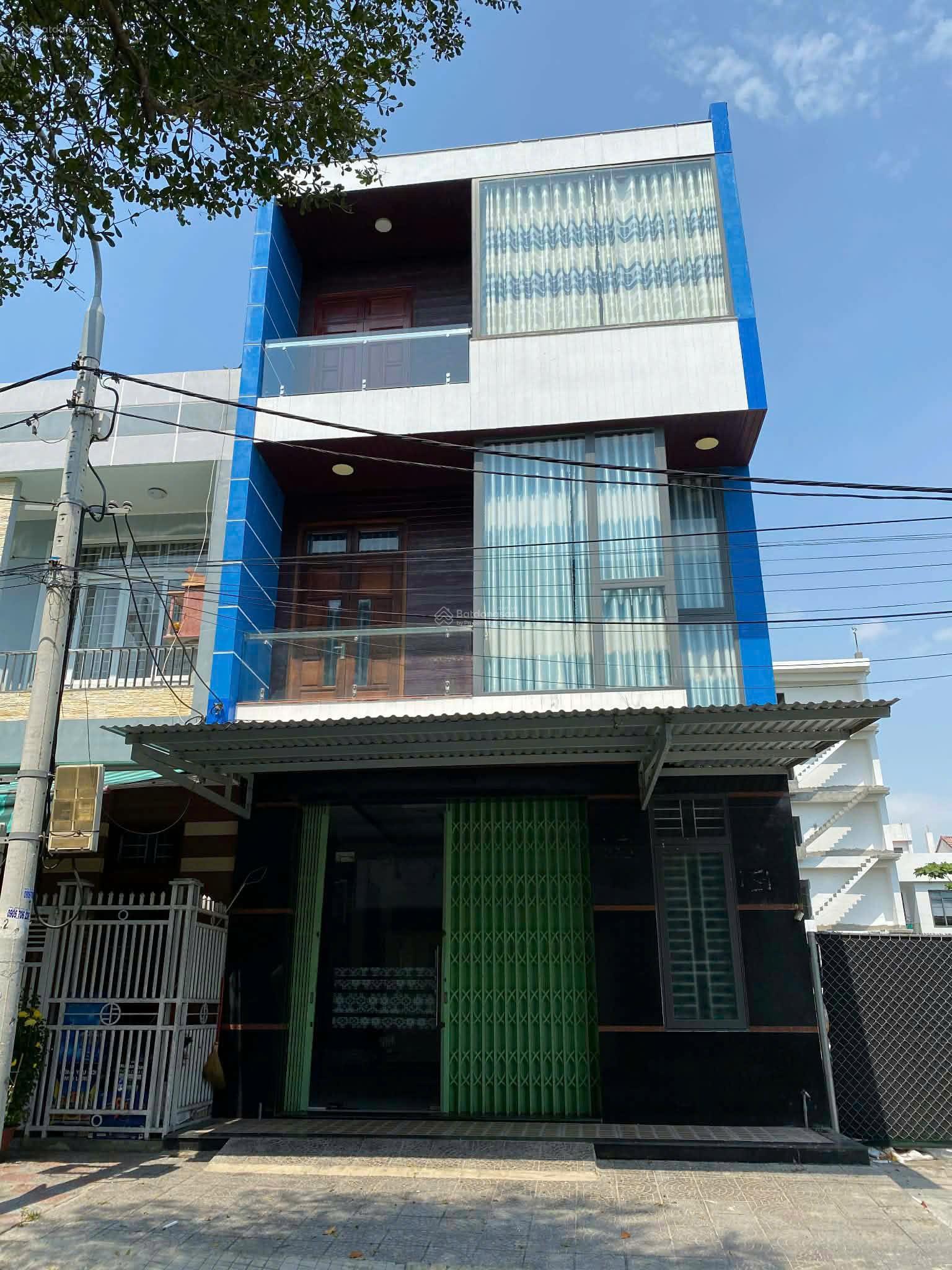 Cho thuê nguyên căn, nhà 3 tầng đường 7.5m - gần biển Mỹ Khê. Giá 22 tr/tháng