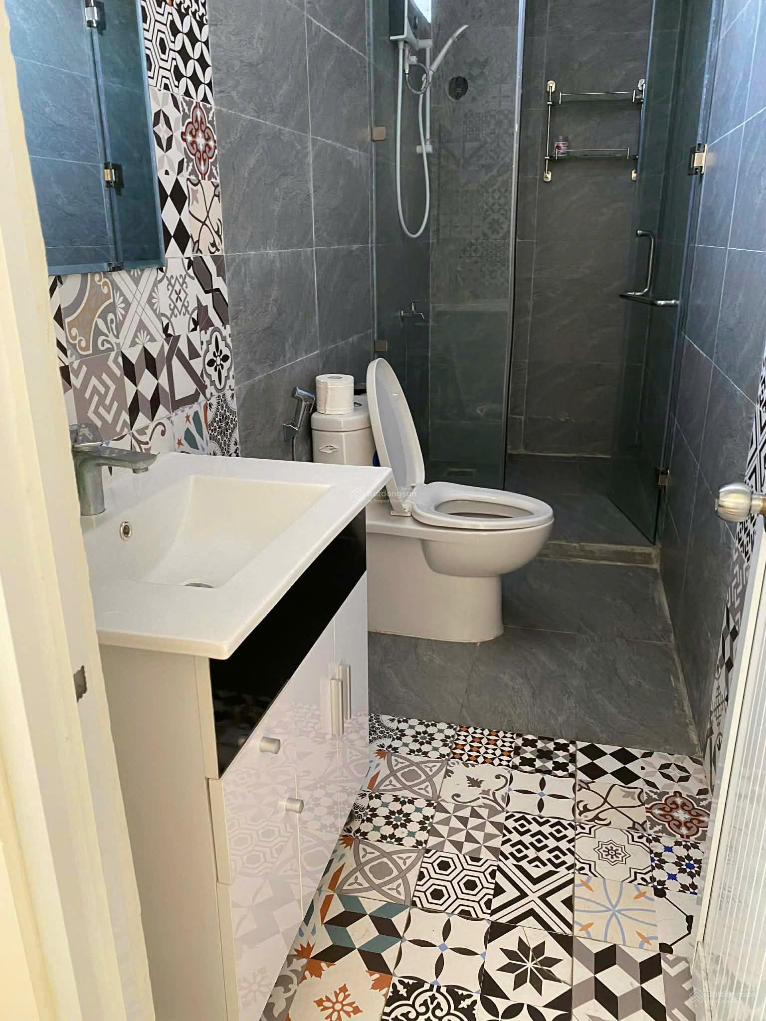 Cho thuê nguyên căn, nhà 3 tầng đường 7.5m - gần biển Mỹ Khê. Giá 22 tr/tháng