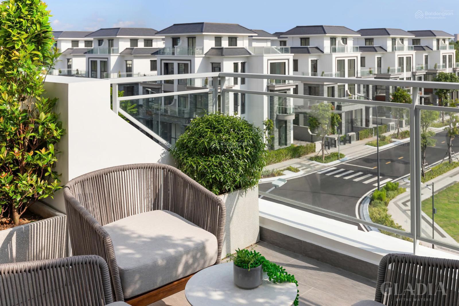 Em Minh bán nhà liên kế Khang Điền đường 14m. DTXD 251m2 kết cấu 1 trệt 3 lầu giá có VAT 32.3 tỷ