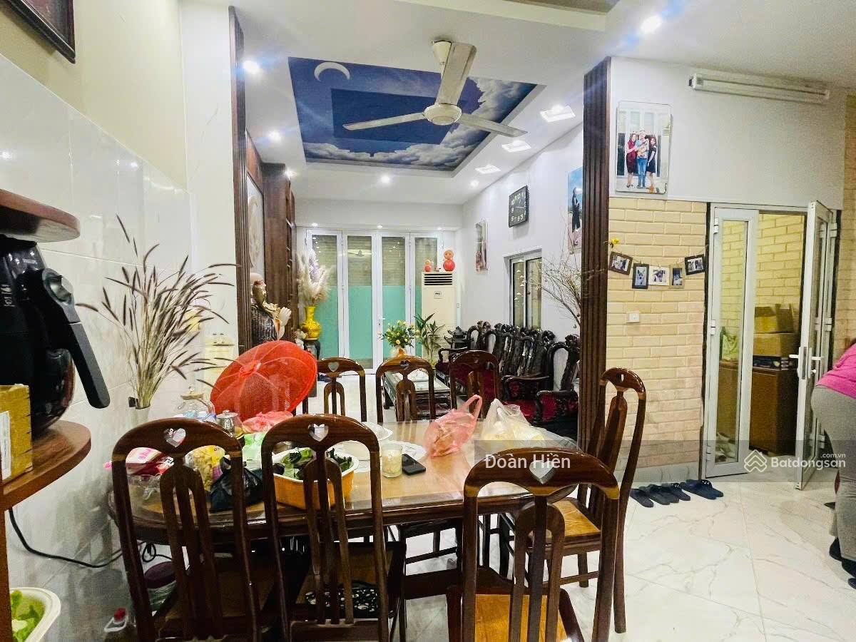 Bán nhà phố Liễu Giai. Ngõ nông, gần phố, 4 chỗ cạnh nhà, KD, KCBT, thoáng sáng, dân trí, 38m2*5T