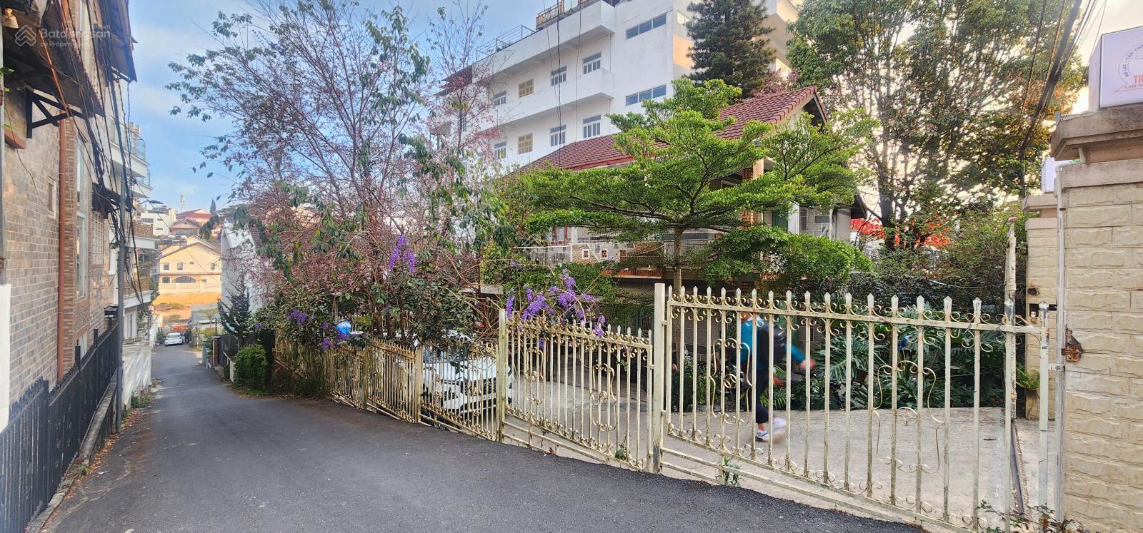 CHIẾC NHÀ CỔ XƯA ĐÀ LẠT SÂN VƯỜN HAI MẶT TIỀN THOÁNG