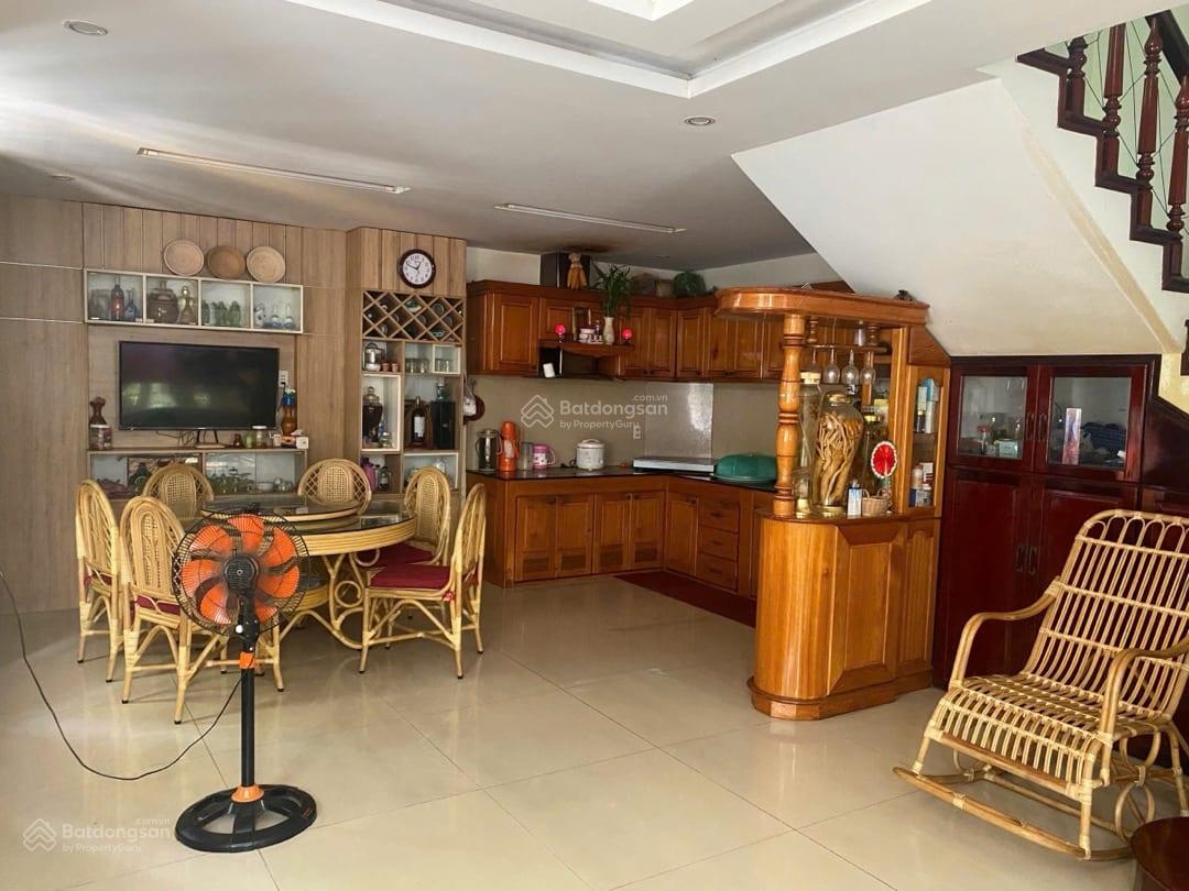 Bán nhà 3 tầng góc 2 mặt tiền đường Huỳnh Ngọc Huệ, DT 150m2 ngang 7m6. Nhà chính chủ xây chắc chắn