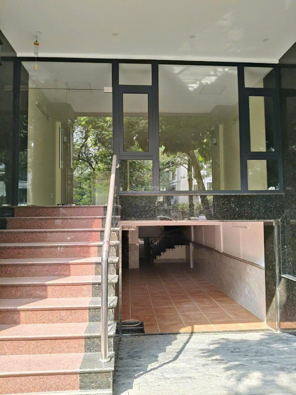 Cho thuê nhà công viên Cầu Giấy, 100m2, 7 tầng thông sàn, làm văn phòng, kinh doanh