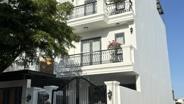 Nhà 3.5 tầng xây mới tân cổ điển, vị trí gần sông và gần cổng KĐT , giá cực tốt đã hoàn công nhà